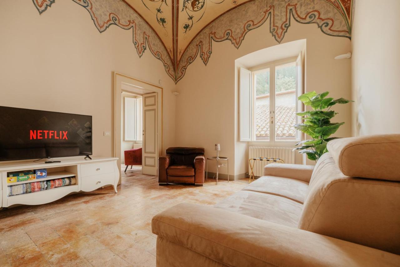 Sotto Gli Affreschi Del 1800 Con Colazione Inclusa Assisi Exterior foto