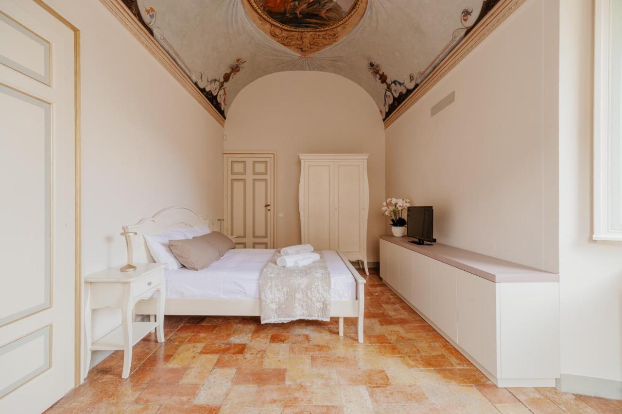 Sotto Gli Affreschi Del 1800 Con Colazione Inclusa Assisi Exterior foto